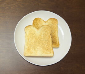 白い皿に並ぶシンプルなトースト
