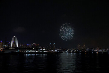 Obraz premium A vibrant firework display lights up the sky above the beautiful Yokohama skyline