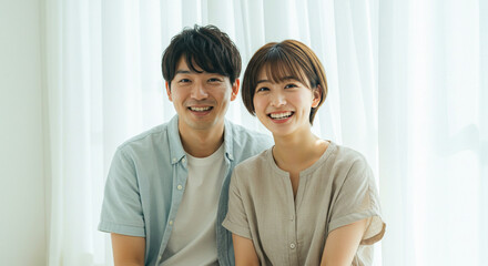 笑顔で寄り添う若い男女のカップル。友達、パートナー、恋人、結婚、新婚イメージ。