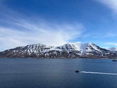Polarkreis Longyearyen, Spitzbergen mit Blick auf den Fjord mit einem Schnellboot