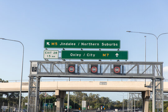 Brisbane motorway street signs to City, Oxley and Jindalee