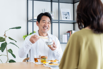 食事をするミドルの夫婦　