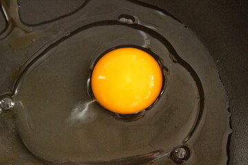 rohes Spiegelei in der Pfanne