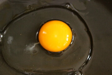 rohes Spiegelei in der Pfanne