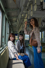 電車旅行をする女性たち