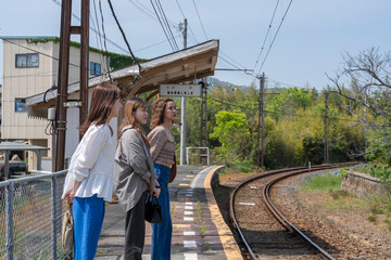 友人と旅行する女性たち