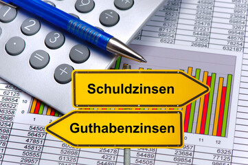 Zwei Wegweiser zeigen in unterschiedliche Richtungen und sind beschriftet mit dem Aufdruck...