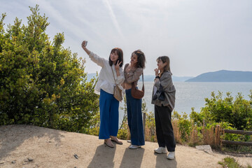 友人と旅をする女性たち