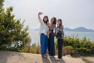 友人と旅をする女性たち