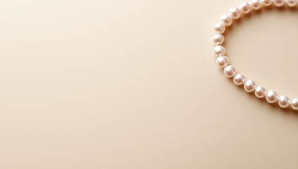 Obraz premium Pearl necklace on beige background