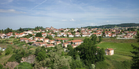 Panorama sur les lotissements et le château de Saint-Symphorien sur Coise