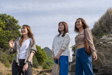 友人たちと旅をする女性
