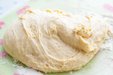 ホームベーカリーから取り出した1次発酵後のパン生地　