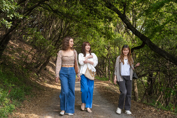 Fototapeta premium 友人たちと旅をする女性