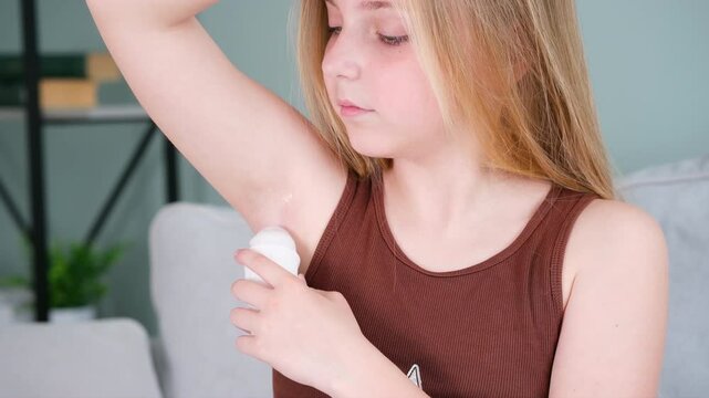 The child uses a ball deodorant. Sweat protection.