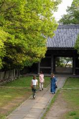 友人たちと旅をする女性