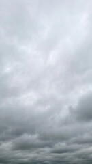 Obraz premium Overcast sky with dramatic clouds showing textural depth and atmospheric conditions