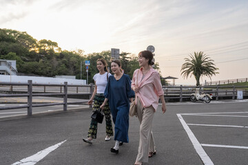 Fototapeta premium 友人たちと旅をする女性