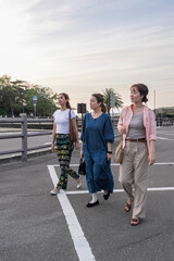 友人たちと旅をする女性