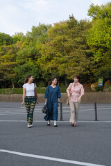 Fototapeta premium 友人たちと旅をする女性