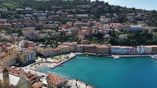 Monte Argentario, il borgo turistico di Porto Santo Stefano. Toscana, Italia.
Vista aerea dell'esclusiva meta turistica della Toscana. Il porto, il lungomare e il borgo. 

