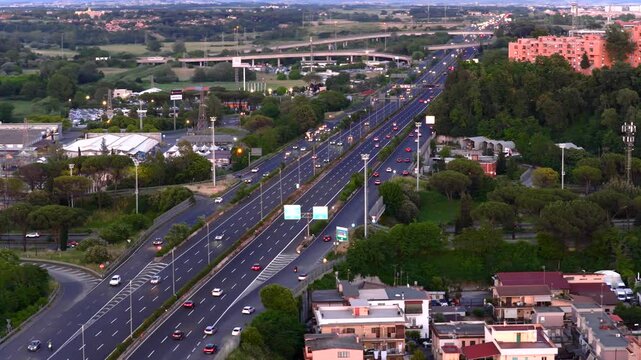 Traffico sul Grande Raccordo anulare di Roma, Italia.
La autostrada di grande scorrimento che circonda la citt&agrave; di Roma.