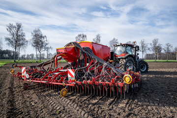 Moderne Direktsaat - Drillmaschine am Vorgewende eines Feldes im Einsatz, Nahaufnahme.