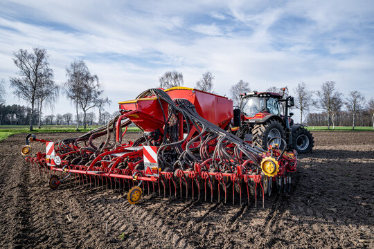 Moderne Direktsaat - Drillmaschine am Vorgewende eines Feldes im Einsatz, Nahaufnahme.