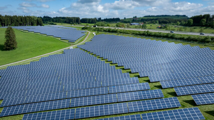 Energiewende - Großer Freiflächen-Solarpark in wunderschöner Voralpenlandschaft, Luftbild.