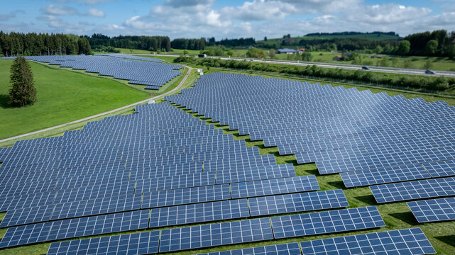 Energiewende - Gro&szlig;er Freifl&auml;chen-Solarpark in wundersch&ouml;ner Voralpenlandschaft, Luftbild.