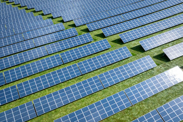 Große Freiflächen-PV Anlage , Luftbild von den aufgereihten Solarmodulen.