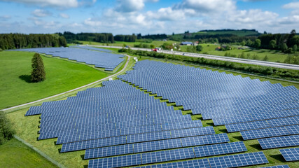 Große Freiflächen-PV Anlage entlang einer Autobahn, Luftbild