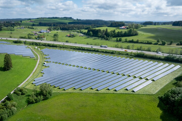 Große Freiflächen-PV Anlage entlang einer Autobahn, Luftbild