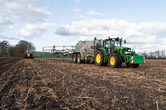 G&uuml;lleausbringung und kurzfristige Einarbeitung mit  Grubber und Nachlaufwalze in den Boden, um Geruchsimmisionen und N&auml;hrstoffverluste zu vermeiden. .Praxisfoto aus der Landwirtschaft.