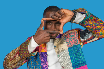 Stylish model framing face with hands, embracing creativity and fashion © EDUARDOIVAN