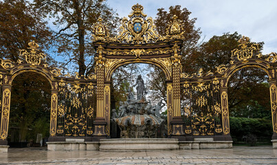 Obraz premium Der Neptunbrunnen (Fontaine de Neptune) in Nancy am Place Stanislas