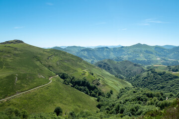 A beleza da montanha Autza nos Pirenéus Atlânticos com uma estrada a cortar a verde paisagem em...