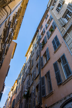 Fototapeta Dans les rues de Toulon ville de la méditerranée en France