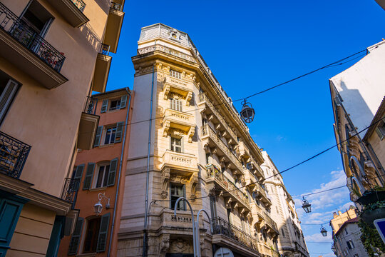 Fototapeta Dans les rues de Toulon ville de la méditerranée en France