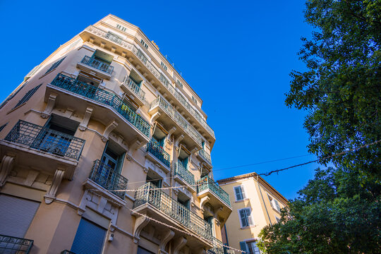 Fototapeta Dans les rues de Toulon ville de la méditerranée en France