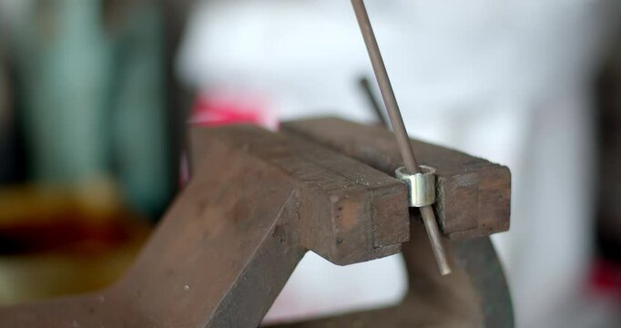Remove sharp edges from cuts with a file.Files suitable for deburring steel. Easy to use, no electricity required.