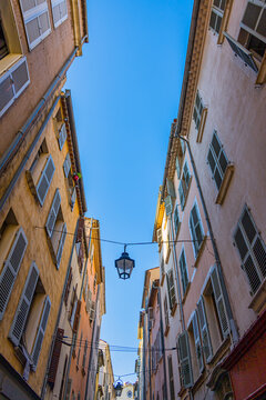 Fototapeta Dans les rues de Toulon ville de la méditerranée en France