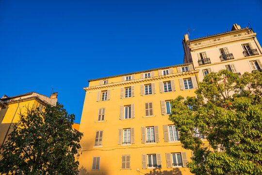 Fototapeta Dans les rues de Toulon ville de la méditerranée en France