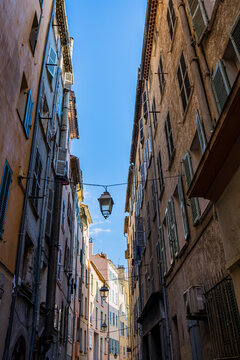 Fototapeta Dans les rues de Toulon ville de la méditerranée en France