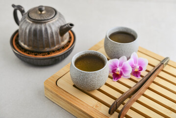 Traditional asian tea ceremony arrangement: ceramic teapot, cups and bamboo chaban