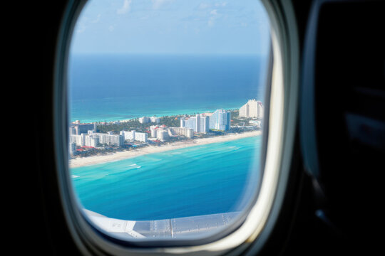 Fototapeta Cancun hotel zone seen from airplane window during landing approach over turquoise caribbean sea