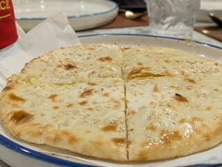 naan bread, flatbread, indian cuisine, ceramic plate, food photography, delicious, appetizing, freshly baked
