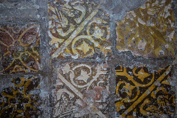 carreaux émaillés de l'abbaye de Fontenay du Moyen Age, plus ancienne abbaye cistercienne
