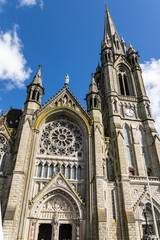 Obraz premium This striking photograph captures the grandeur of St. Colman's Cathedral in Cobh, Ireland—a stunning example of Gothic Revival architecture and a prominent landmark overlooking Cork Harbor