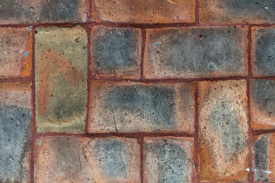 Piso cuadriculado colores terracota. Loseta de barro desgastada y vieja. Vintage color marron rojizo. Lechada gris obscuro.